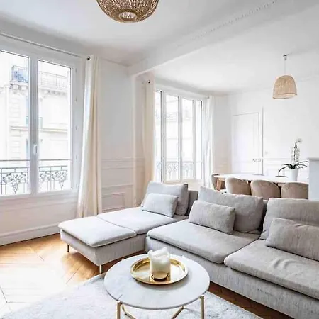 Grand Familial Apartment Paris